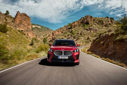 BMW iX2 é o novo carro elétrico cheio de novidades tecnológicas