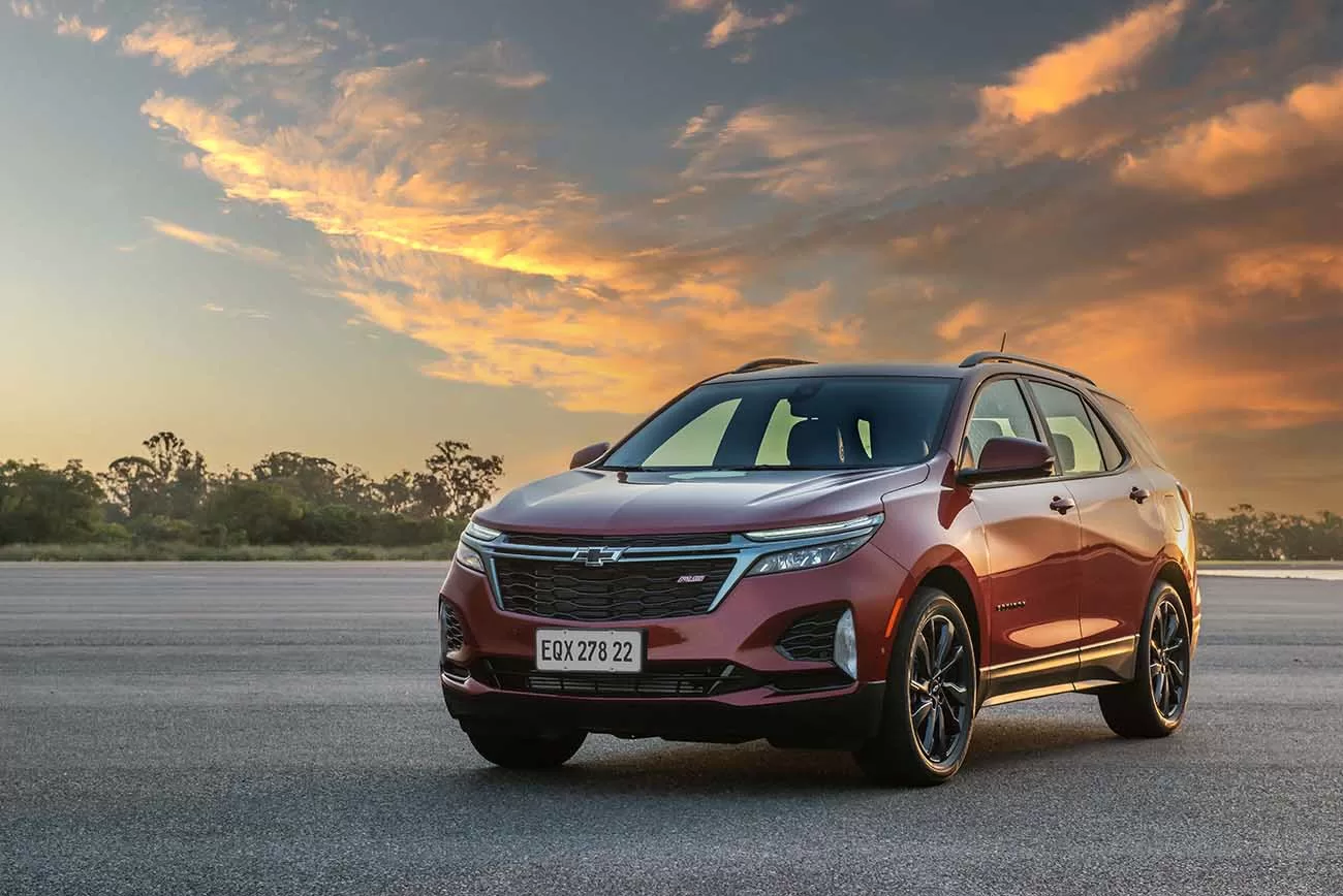 O Chevrolet Equinox RS 1.5 2023 apresenta um visual mais esportivo e agressivo, enfatizando sua natureza esportiva.