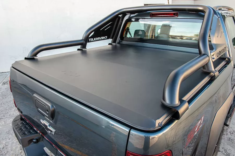 A S10 Z71 está disponível em configuração única e altamente equipada. Além disso, a Chevrolet oferece uma variedade de acessórios originais para a picape, permitindo que os clientes personalizem ainda mais o veículo de acordo com suas necessidades específicas. Isso inclui um defletor que impede a passagem de sujeira do assoalho para o degrau externo.