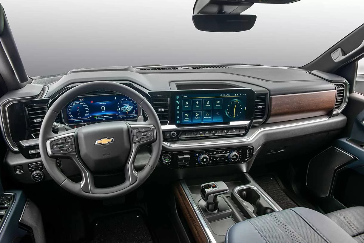 O interior da Chevrolet Silverado High Country é uma combinação cuidadosa de luxo, tecnologia e funcionalidade, criando um ambiente acolhedor e de alta qualidade para todos os ocupantes.