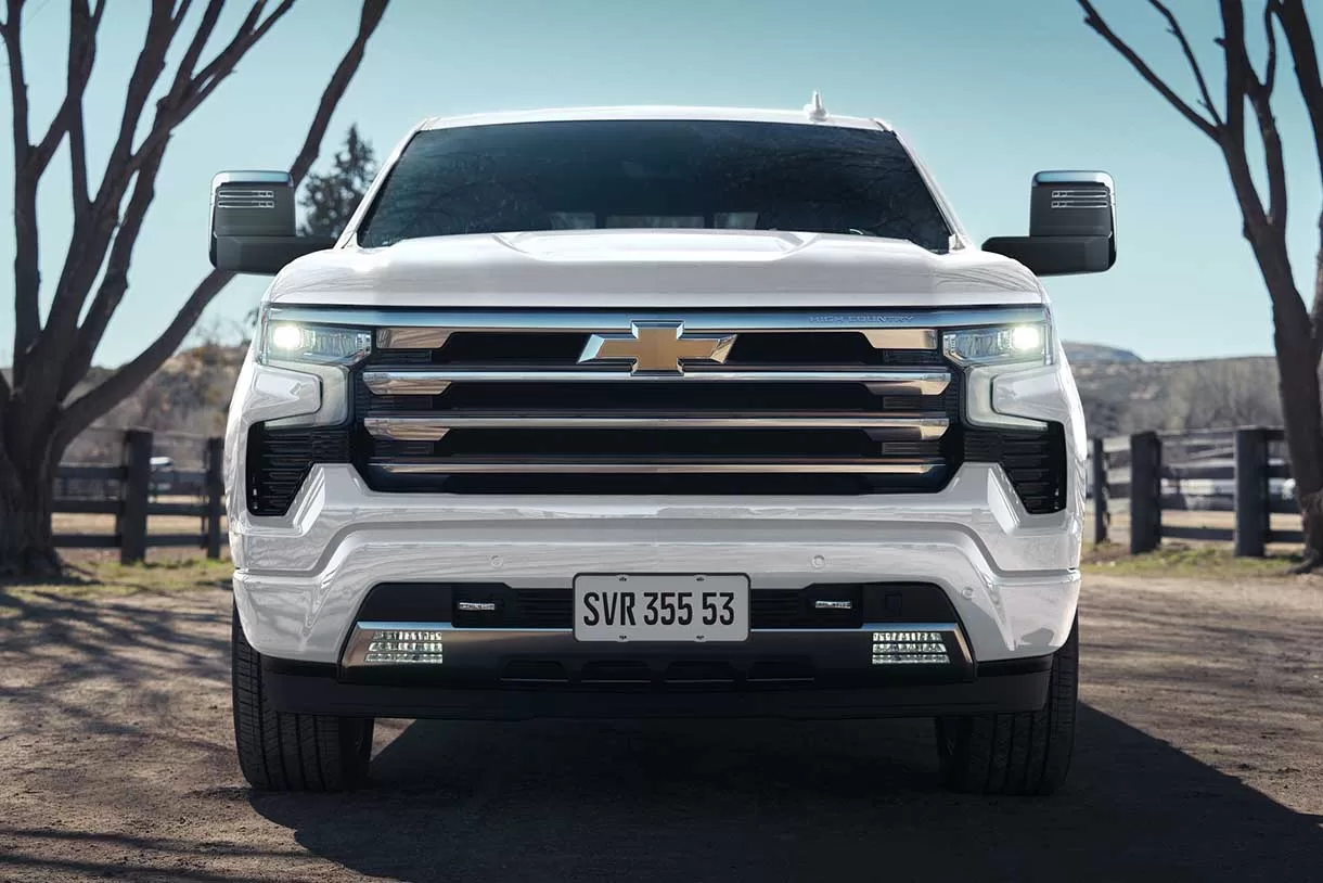 No que diz respeito ao consumo, a Silverado High Country 5.3 V8 apresenta um consumo urbano de 6 km/l e um consumo rodoviário de 7,2 km/l. Esses números são indicativos do consumo de gasolina deste veículo de grande porte.