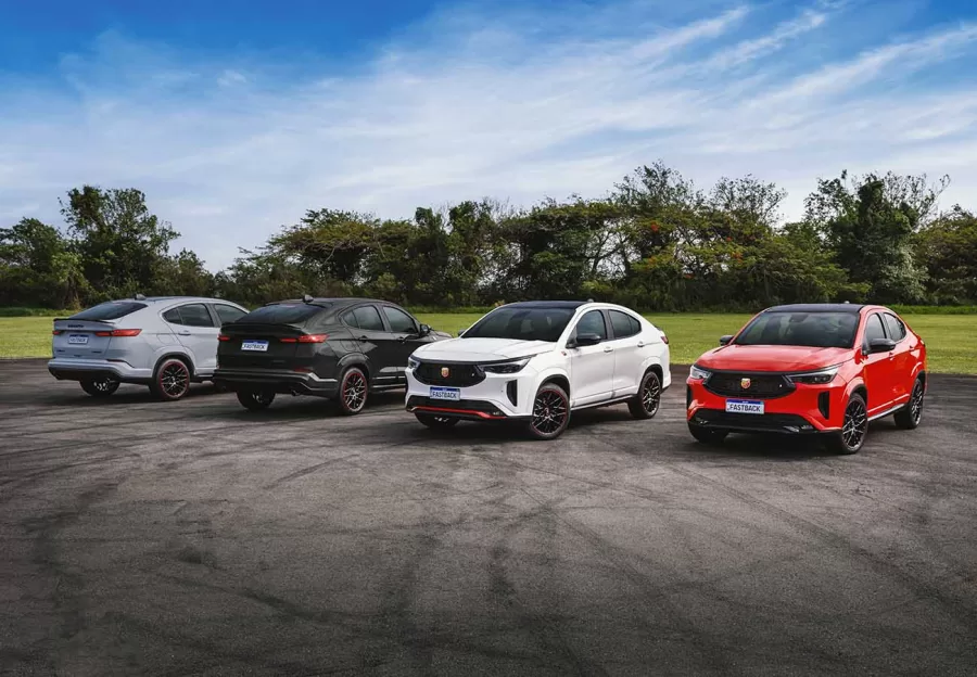 Desempenho do Novo Fastback Abarth: Com um motor Turbo 270, este SUV vai de 0 a 100 km/h em 7,6 segundos e atinge uma velocidade máxima de 220 km/h, proporcionando uma experiência emocionante ao volante.