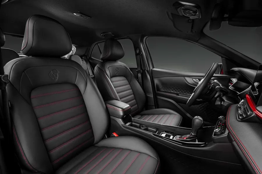 Pulse Abarth, o primeiro SUV da Abarth, ganha destaque com atualizações internas e externas para a linha 2024, incluindo um interior sofisticado com acabamento premium e opções de roda maiores, aprimorando sua presença nas estradas brasileiras.