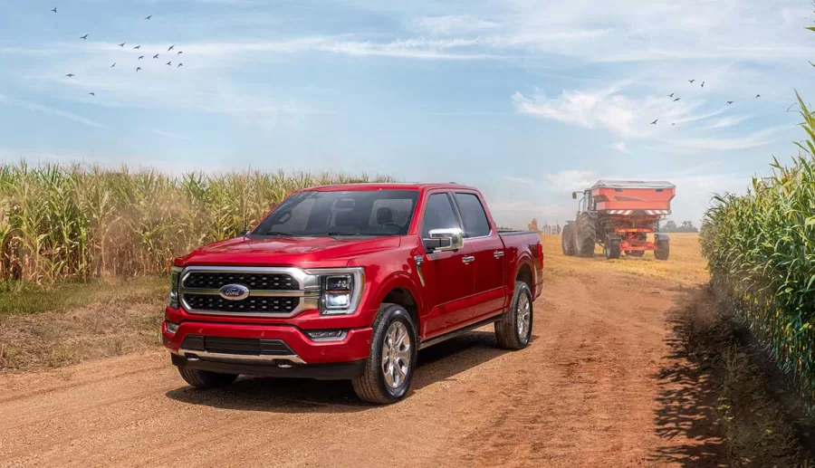 A Ford F-150, uma das picapes mais renomadas do mundo, continua a deslumbrar entusiastas automotivos com sua combinação incomparável de robustez, desempenho poderoso e tecnologia de ponta.