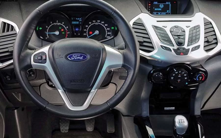 Projetado para otimizar o espaço interior, o Ford EcoSport 1.6 2013 proporciona um ambiente confortável tanto para o motorista quanto para os passageiros, garantindo uma experiência de viagem agradável.