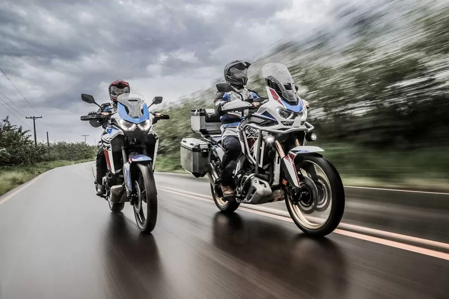 Oferecendo versões com diferentes capacidades de tanque de combustível e opções de transmissão, a Africa Twin 2024 proporciona uma experiência versátil para os pilotos.