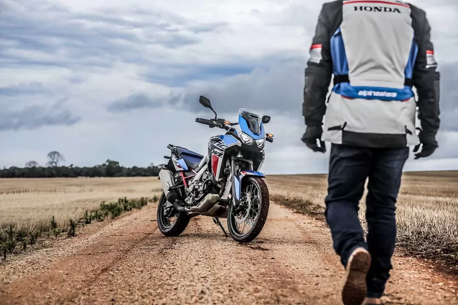 Com um motor potente e tecnologia avançada, a Africa Twin 2024 proporciona desempenho excepcional em diferentes terrenos.