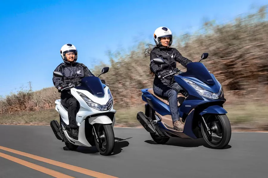 A PCX se destaca pela sua capacidade de incorporar inovações de ponta em sua estrutura. Seu motor de 160 cm³, equipado com a tecnologia eSP+ (enhanced Smart Power Plus), oferece uma experiência de condução potente e eficiente.