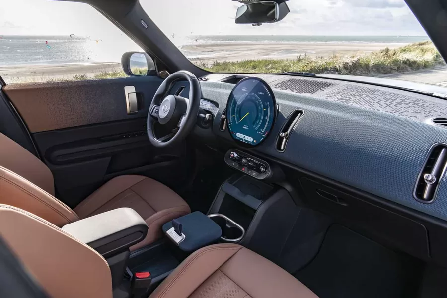 O MINI Countryman SE ALL4 possui sistemas avançados de assistência à condução, incluindo condução parcialmente automatizada de Nível 2. A tecnologia MINI Operating System 9 facilita o controle do veículo.