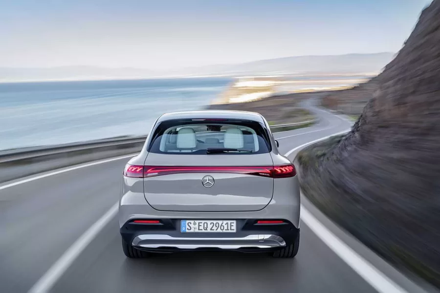 A Mercedes-Benz lançou um SUV elétrico de luxo com potente motor elétrico.