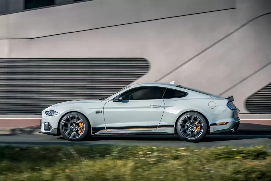 O design desta sexta geração do Mustang Mach 1 é uma combinação perfeita de elegância e agressividade.