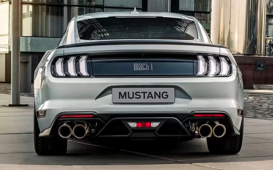 Com seu motor V8 robusto e design icônico, ele incorpora a essência da potência clássica dos muscle cars, trazendo consigo a herança e o legado da renomada linha Mustang.