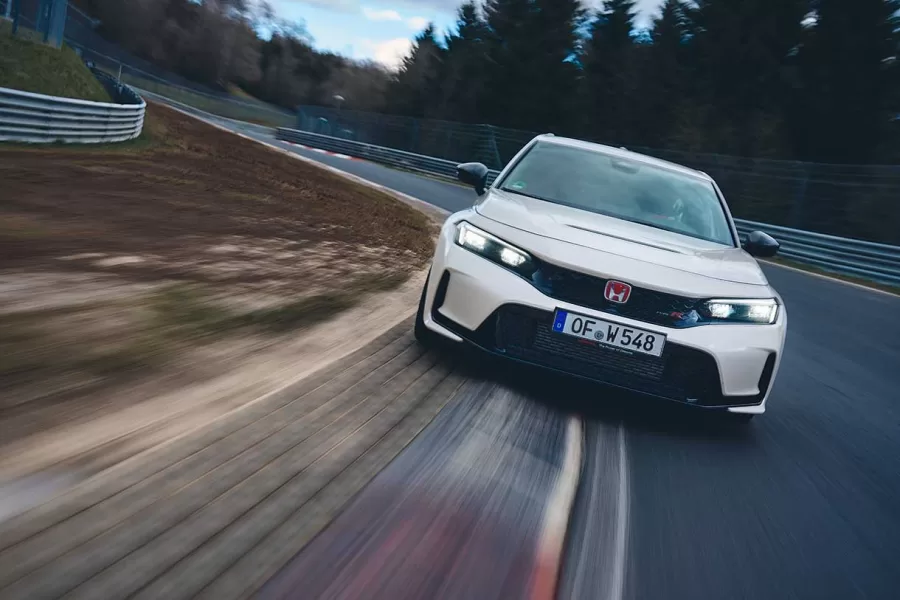 O Honda Civic Type R é um carro esportivo de tração dianteira projetado para entregar desempenho excepcional e prazer de condução.