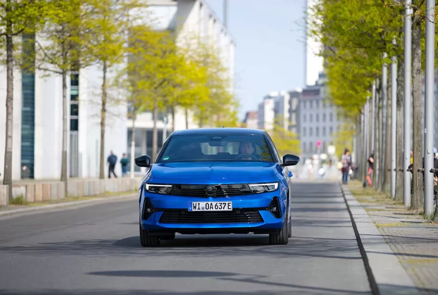 Opel Astra Electric: A última adição elétrica ao renomado modelo Opel Astra já está disponível para encomendas em Portugal, oferecendo desempenho de alto nível e uma experiência de condução livre de emissões locais.