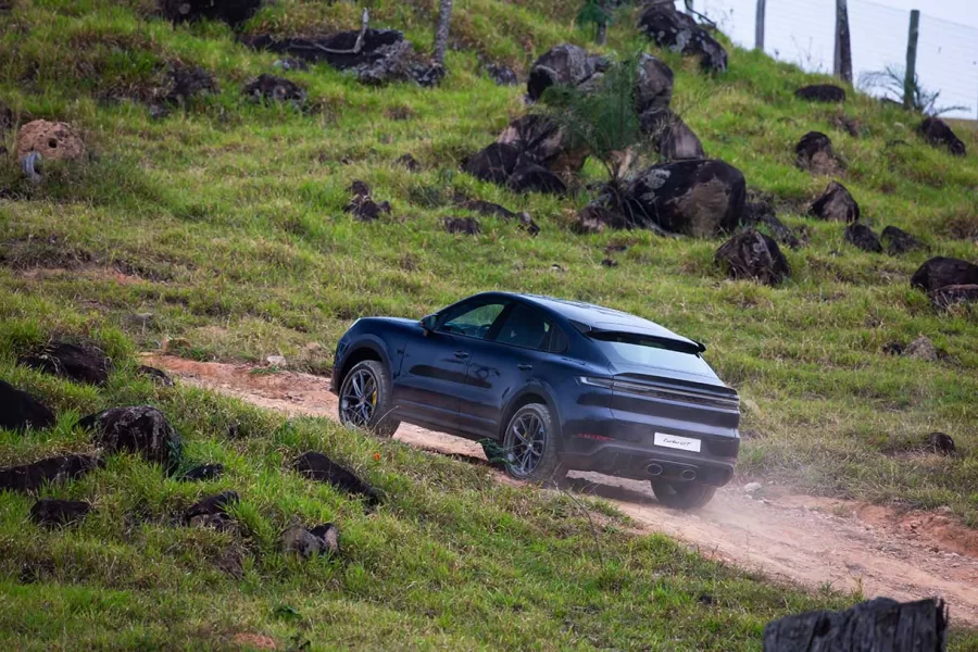 Com um foco renovado em eficiência, as versões híbridas plug-in do Cayenne apresentam melhorias notáveis em seus sistemas de propulsão, oferecendo maior potência combinada e uma notável ampliação na autonomia elétrica.