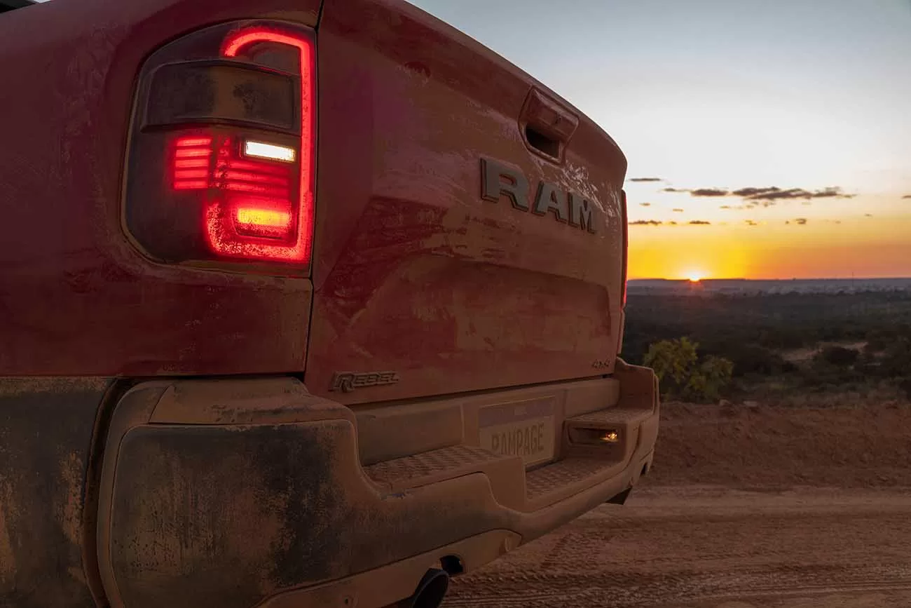 A tração 4X4 em todas as versões garante estabilidade e controle superiores, tornando a Ram Rampage uma escolha confiável em qualquer terreno.