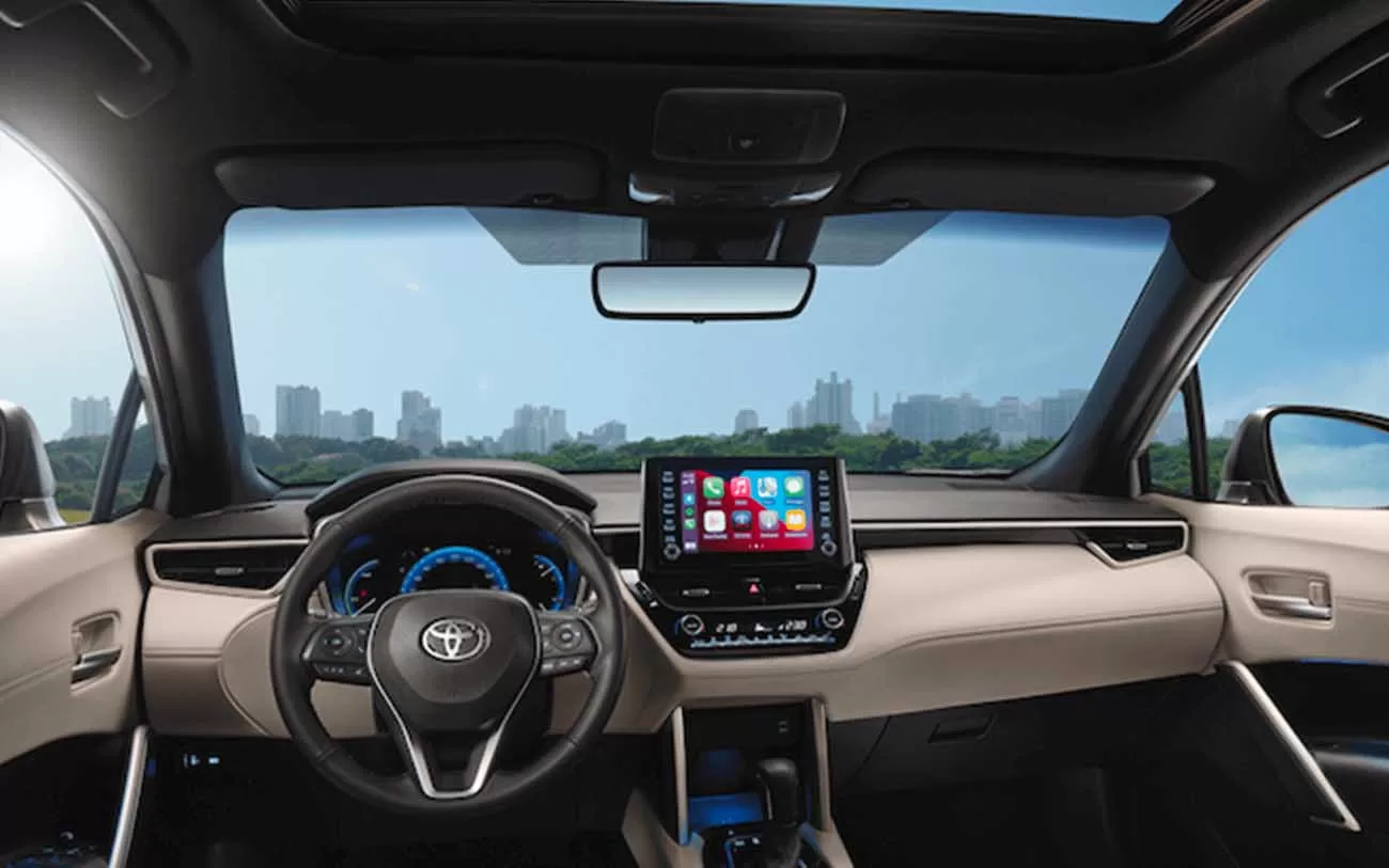 Oferece uma extensa lista de recursos de conforto, conveniência e tecnologia, incluindo o sistema de segurança ativa Toyota Safety Sense (TSS).