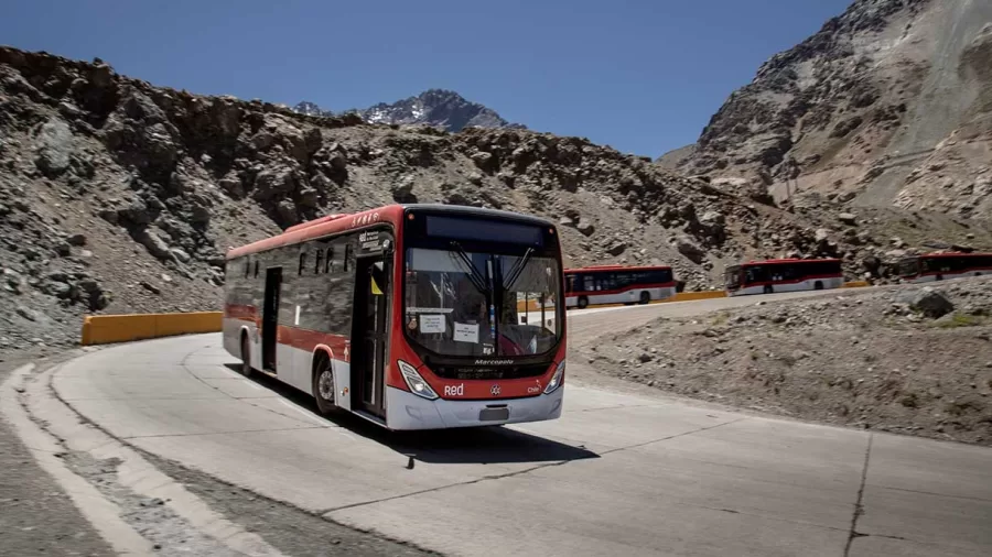 A Volvo introduz o novo ônibus B320R, apresentando melhorias notáveis em desempenho, segurança e facilidade de manutenção.