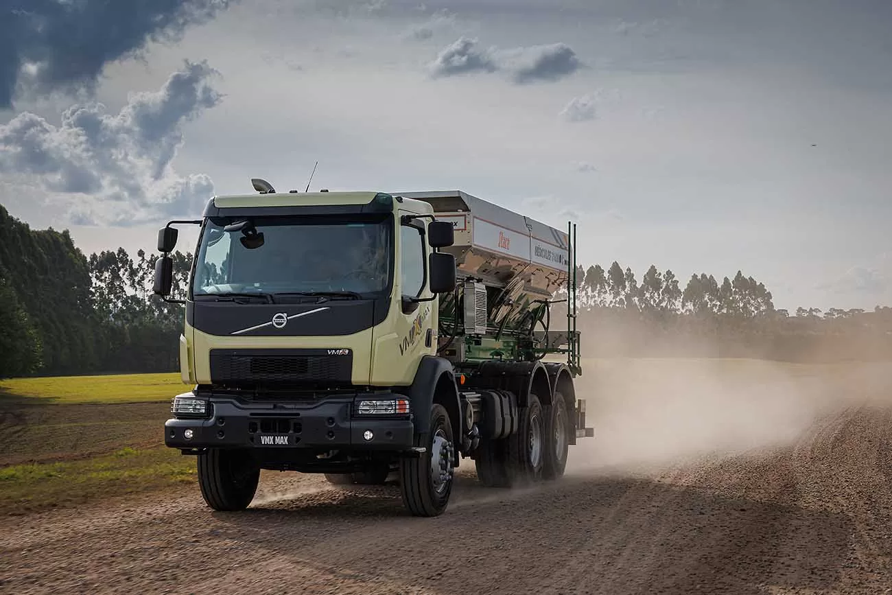 Equipado com o distribuidor de insumos Hercules 24000 C da Stara, o Volvo VMX MAX incorpora tecnologias de ponta, incluindo sistemas de telemetria e controladores avançados, que garantem uma aplicação precisa e eficaz dos insumos.