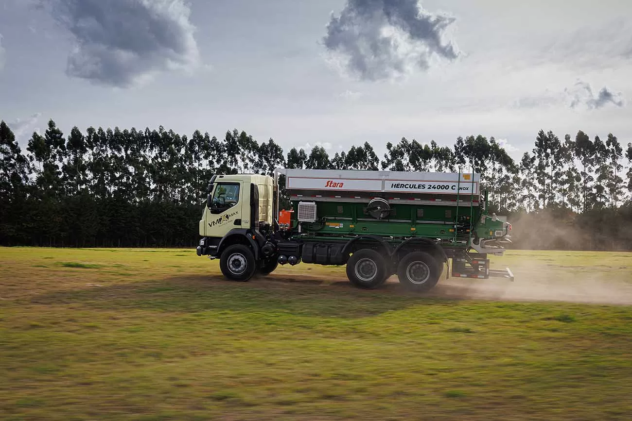 Um dos principais destaques do Volvo VMX MAX é sua flexibilidade notável na aplicação de insumos agrícolas.