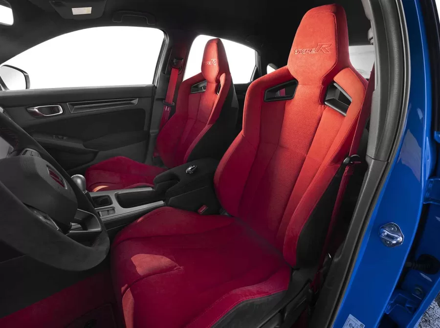 O interior do Novo Civic Type R combina o melhor dos dois mundos: esportividade e conforto. Com assentos estabilizadores e um revestimento de tecido Suede vermelho vibrante, o cockpit foi projetado para oferecer uma experiência de corrida autêntica sem sacrificar o conforto diário.