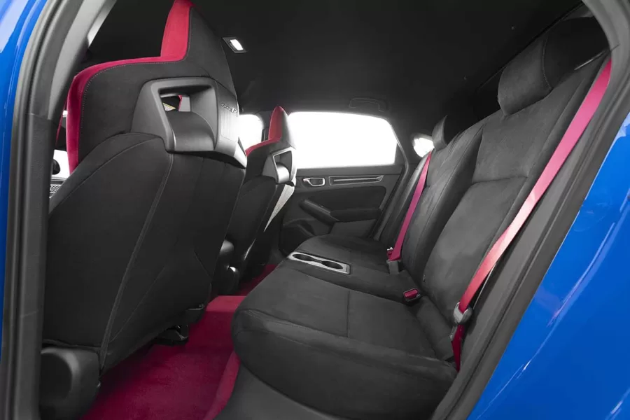 O interior do Novo Honda Civic Type R é uma fusão harmoniosa de design esportivo, conforto excepcional e funcionalidade inteligente, proporcionando aos ocupantes uma experiência de condução envolvente e luxuosa, sem comprometer a praticidade do uso diário.