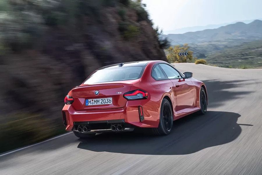 O BMW M2 é uma vitrine de tecnologia e conectividade, atendendo às expectativas dos motoristas que buscam uma experiência de condução moderna e altamente integrada. Vamos explorar a fundo as tecnologias e recursos de conectividade que tornam o M2 um dos carros esportivos mais avançados do mercado.