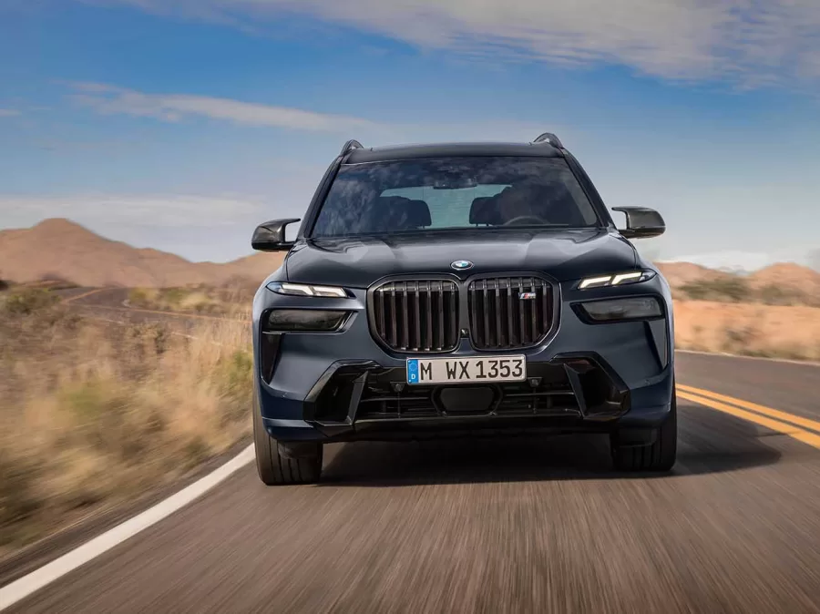 O design do BMW X7 é uma expressão visual de elegância e robustez, com linhas ousadas e distintas que o destacam nas ruas. 