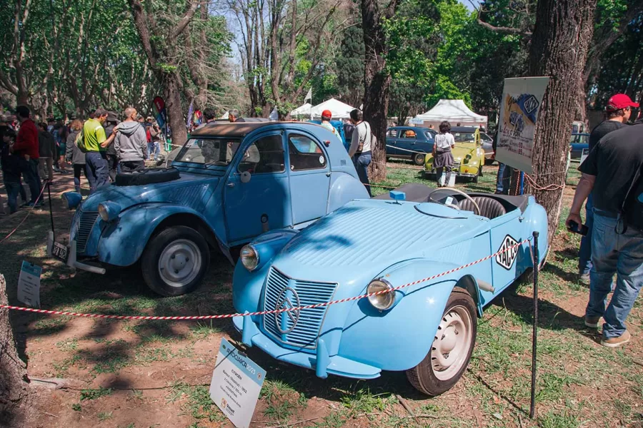 A mostra também contou com representantes das diferentes fases de produção do 2 CV, desde as primeiras edições até modelos mais recentes, demonstrando a evolução e a popularidade contínua desse veículo icônico ao longo dos anos.