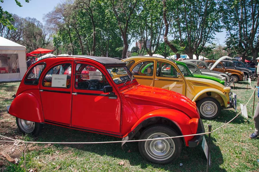 No estande do Citroën Club Buenos Aires, os visitantes foram recebidos por uma coleção impressionante de modelos emblemáticos que ilustraram a evolução e a importância duradoura do 2 CV na história automotiva.