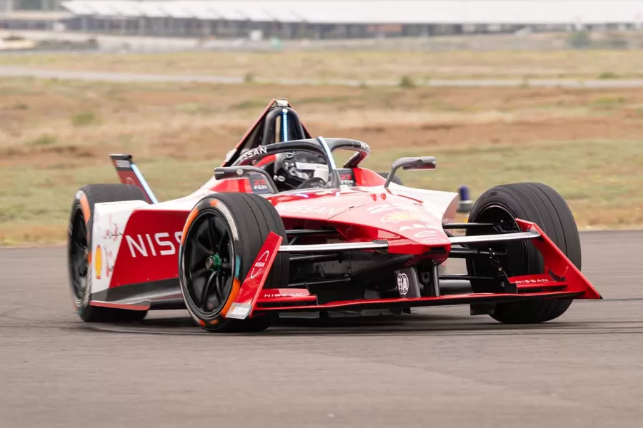 Os pilotos Sacha Fenestraz e Oliver Rowland trazem experiência e determinação para impulsionar o desempenho da equipe nesta temporada.