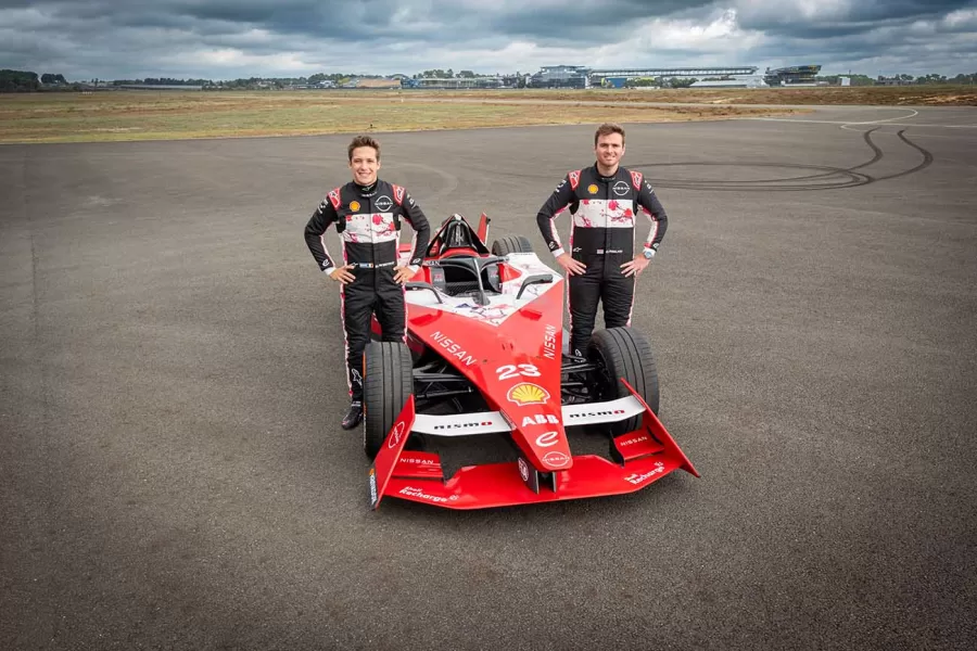 A decisão de exibir o visual de cerejeiras em flor reflete o compromisso da equipe com seu legado japonês e a estreia do E-Prix de Tóquio marca um momento significativo para a equipe.