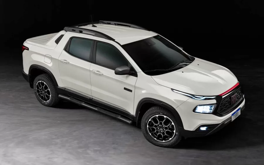 A linha 2024 da Fiat Toro apresenta um design renovado, com novas grades e rodas exclusivas em todas as versões, proporcionando um visual mais robusto e moderno.