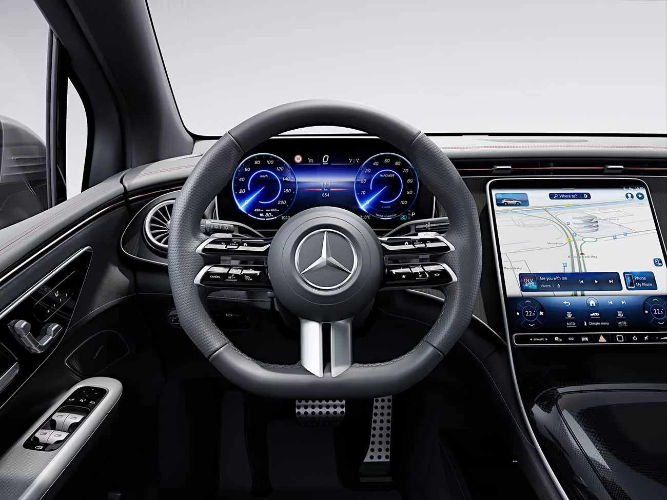 O EQE SUV apresenta o sistema Mercedes-Benz User Experience, proporcionando conectividade e entretenimento de última geração.