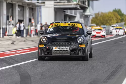 MINI Cooper com câmbio manual Bulldog Racing esteve na corrida de 24 horas em Nürburgring