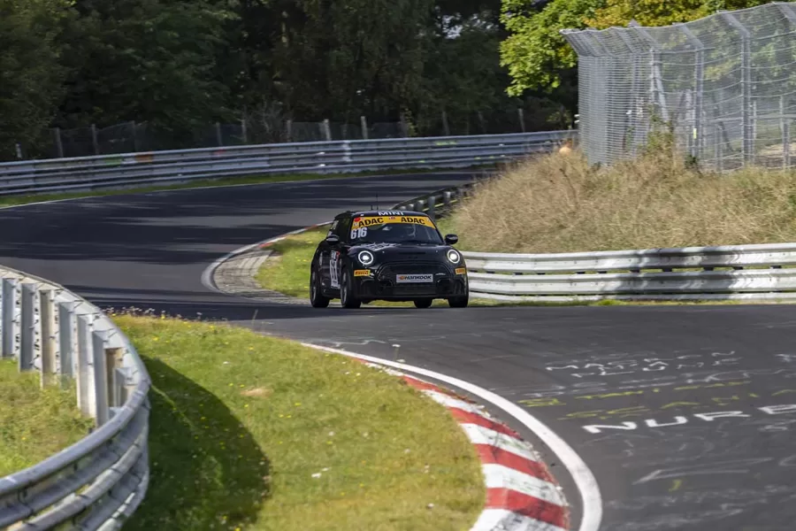 O MINI John Cooper Works Edition com câmbio manual da Bulldog Racing alcançou um impressionante 2º lugar na classe durante a corrida de 24 horas em Nürburgring deste ano.