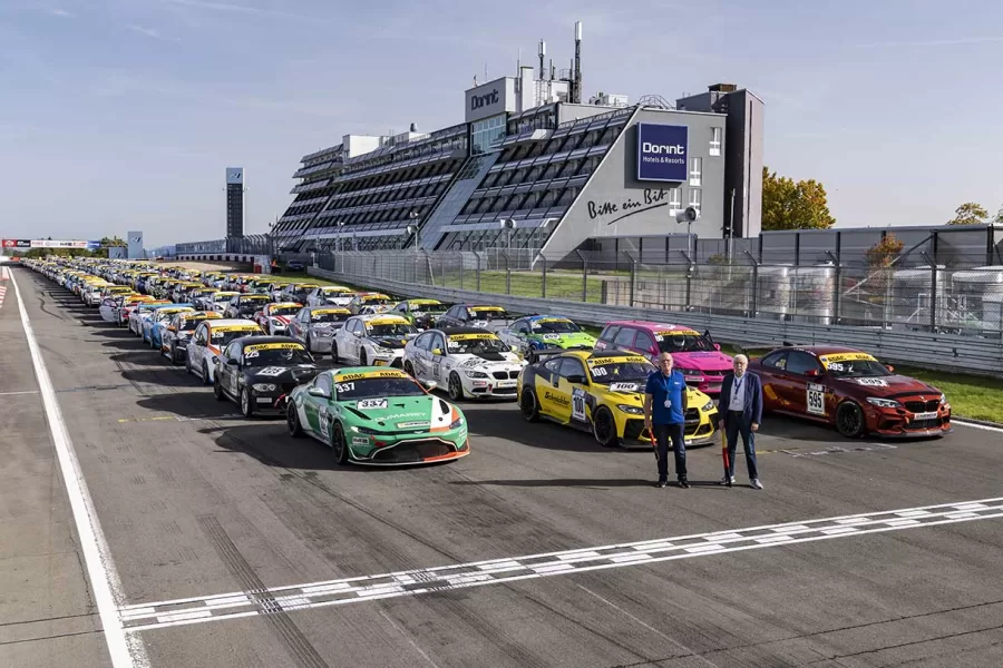 O talentoso piloto Jens Dralle (GER), com sua experiência prévia no MINI John Cooper Works da Bulldog Racing, e Christoph Kragenings (GER), que fez sua estreia na corrida de 24 horas no início deste ano, têm demonstrado habilidades excepcionais, impulsionando o desempenho do time para níveis sem precedentes.