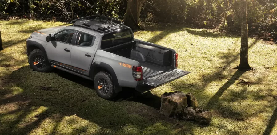 A caçamba da L200 Triton Savana Sertões é um elemento fundamental que combina funcionalidade robusta com design inteligente, proporcionando uma solução versátil para cargas e equipamentos, tanto para aventuras off-road quanto para necessidades diárias de transporte.