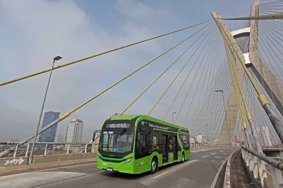 A peça central deste inovador ônibus elétrico é o seu sistema de bateria de última geração, composto por quatro unidades de 94 kWh cada, garantindo ao veículo uma autonomia notável de até 300 quilômetros antes de exigir uma recarga.