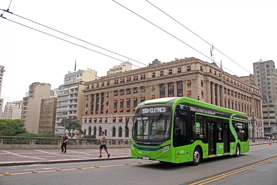 A cidade de São Paulo, reconhecida como o coração pulsante do Brasil, está prestes a se tornar o epicentro de uma revolução no setor de transporte público com a introdução do inovador e aguardado ônibus elétrico Volvo BZL.