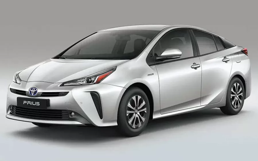 O Prius 1.8 incorpora a tecnologia híbrida da Toyota, que combina um motor a combustão interna e um motor elétrico para oferecer um desempenho notável.