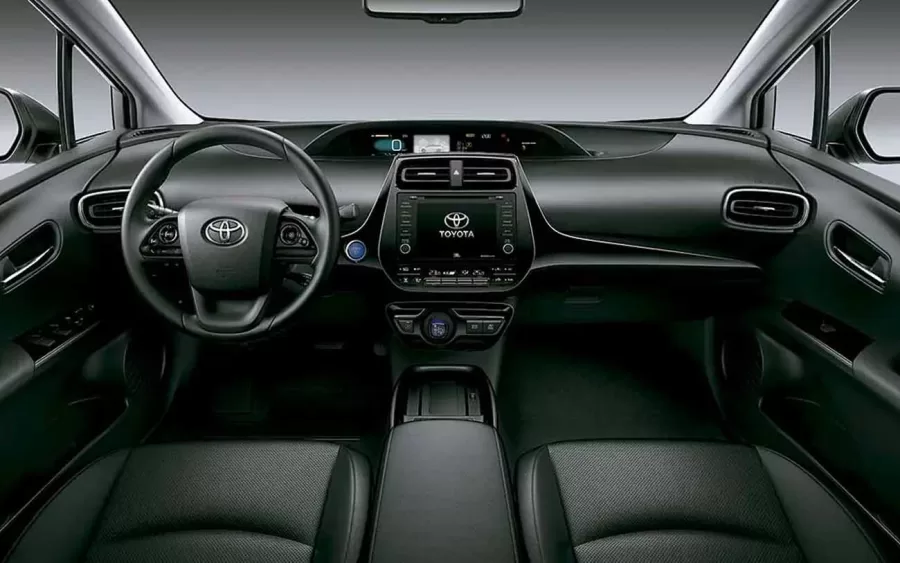 O interior do Prius é espaçoso e acomoda até cinco passageiros com conforto.