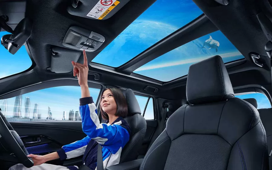 O interior do Yaris Cross promete conforto e familiaridade, com um painel digital e uma central multimídia com uma tela flutuante de 10 polegadas, juntamente com a adição de um teto solar na versão brasileira.