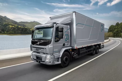 Conheça a história do Volvo VM; caminhão tem preço justo e ajuda no transporte por todo o Brasil