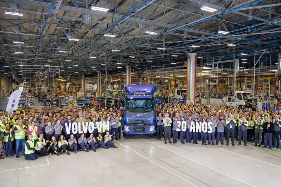 Funcionários Volvo celebram os 20 anos de produção do caminhão VM