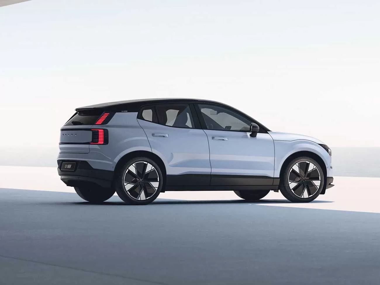 O Volvo EX30 é o menor SUV totalmente elétrico da Volvo, destacando-se como um pioneiro em mobilidade elétrica acessível e eficiente.