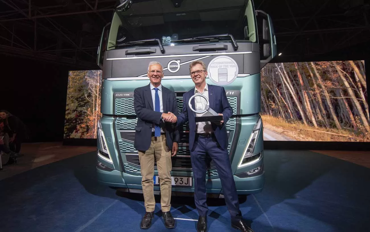 Ao receber o prêmio na exposição de transporte Solutrans, em Lyon, França, o presidente da Volvo Trucks, Roger Alm, expressou um orgulho genuíno pela conquista. Ele enfatizou como o Volvo FH Electric representa uma nova era no transporte rodoviário, enfatizando que a mudança para o transporte com emissões zero já está em pleno andamento.