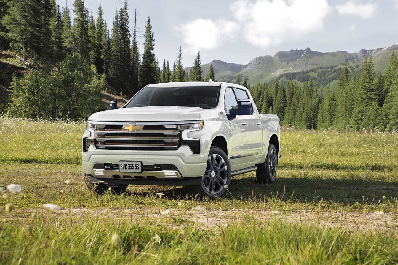 A Chevrolet lançou a Nova Silverado 2024, uma picape premium com design imponente e tecnologia avançada, destacando-se pelo seu motor V8 de alto desempenho e capacidade de carga excepcional.