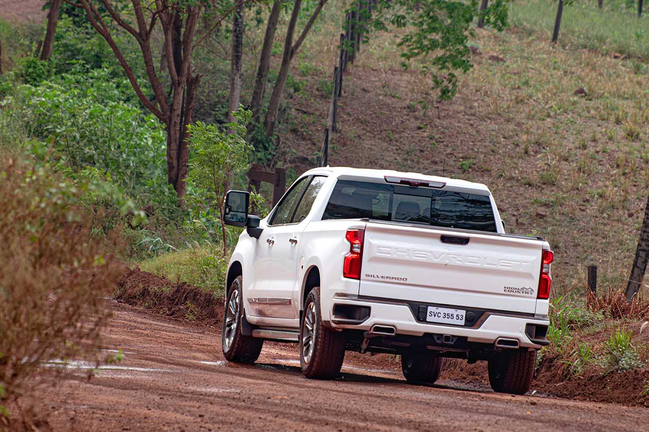 A Nova Silverado 2024 destaca-se pela sua aparência imponente, combinando robustez e requinte, e oferece um interior espaçoso com materiais de alta qualidade, assentos confortáveis e uma variedade de recursos premium.