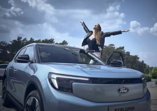 Desbravando o Mundo em Grande Estilo: Lexie Alford e seu Ford Explorer Elétrico